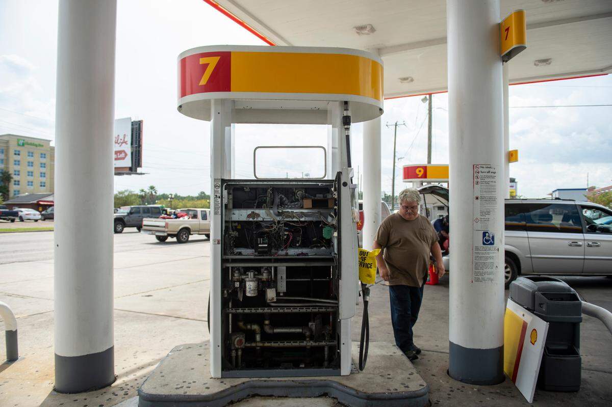 A worker fixes an out of service gas pump at a Shell gas station on Creosote Road in Gulfport on Wednesday, Sept. 1, 2021. Gas prices are skyrocketing across the Coast in March 2022.