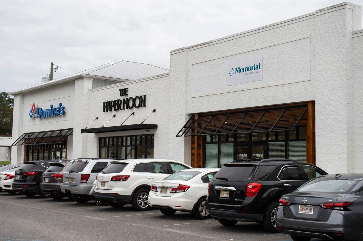 A newer development on Cowan Road in Gulfport features Domino’s, Paper Moon and a Memorial Clinic on Wednesday, Jan. 5, 2022.