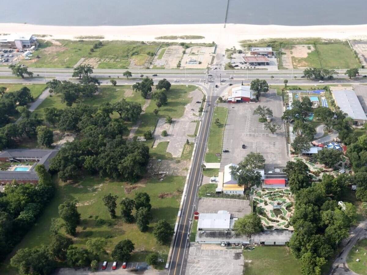 A Sound Off contributor asks that Veterans Avenue be cleaned up. “It’s an embarrassment to drive from U.S. 90 to Pass Road in a funeral procession and see derelict properties, empty buildings and overgrown weeds.’