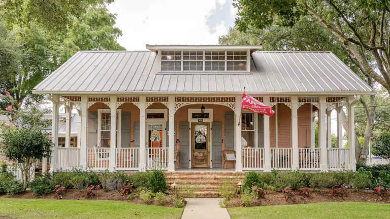 Take a look inside Bay St. Louis cottage that’s a Dolly Parton-themed getaway