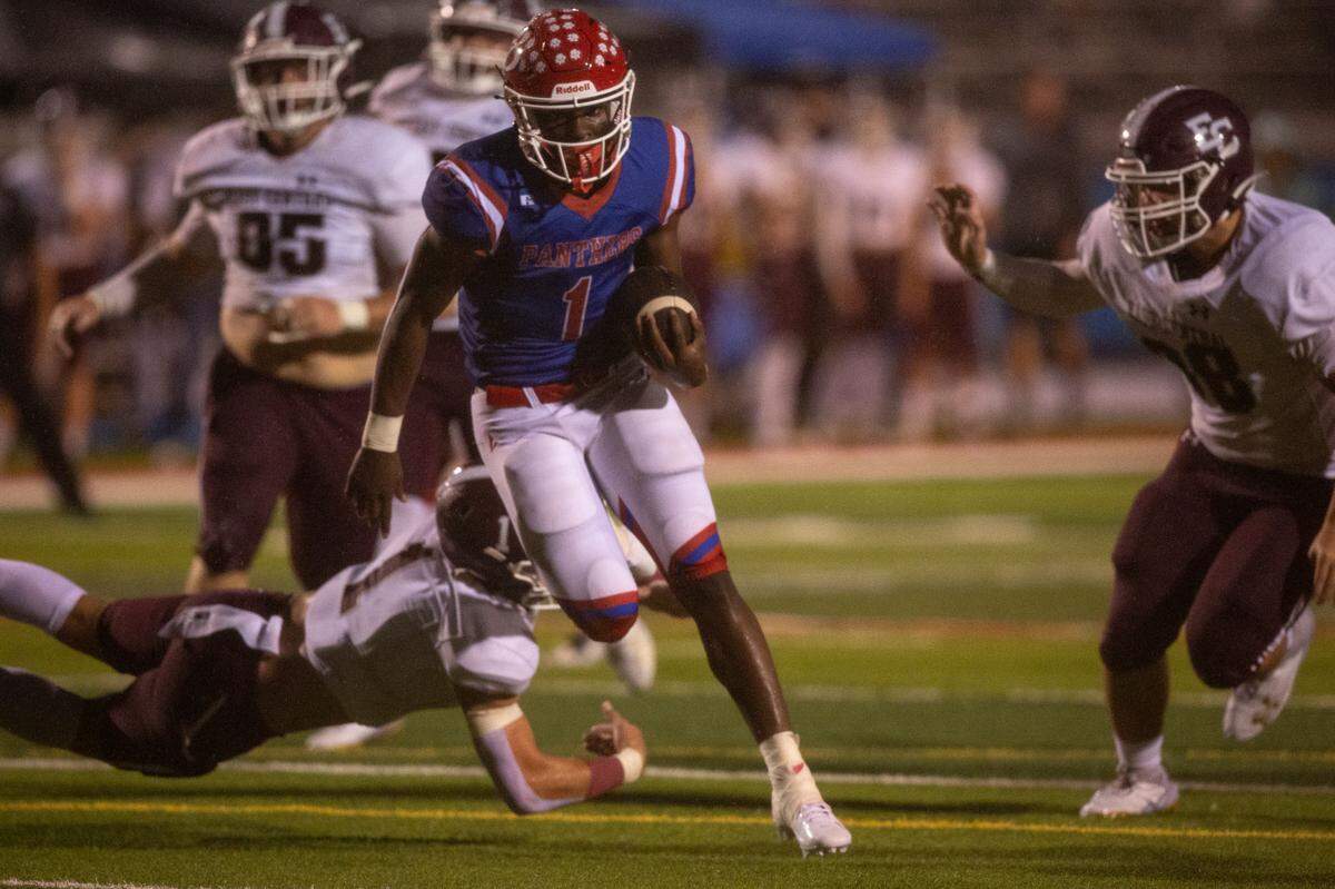 Pascagoula’s Amarie Jackson runs the ball in for a touchdown during a game against East Central at Pascagoula High School in Pascagoula on Friday, Sept. 6, 2024.