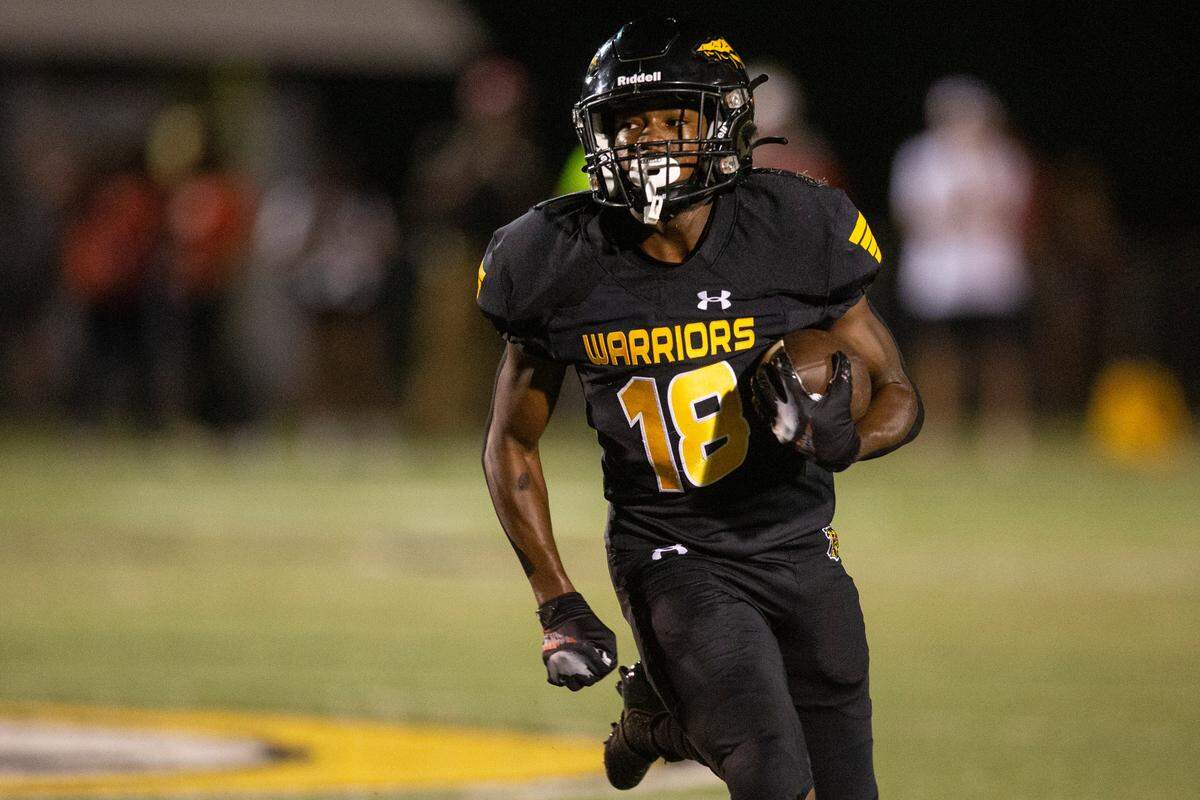 D’Iberville’s Aziyon Abraham runs the ball down the field during a game against Biloxi at Warriors Stadium in D’Iberville on Friday, Sept. 23, 2022.