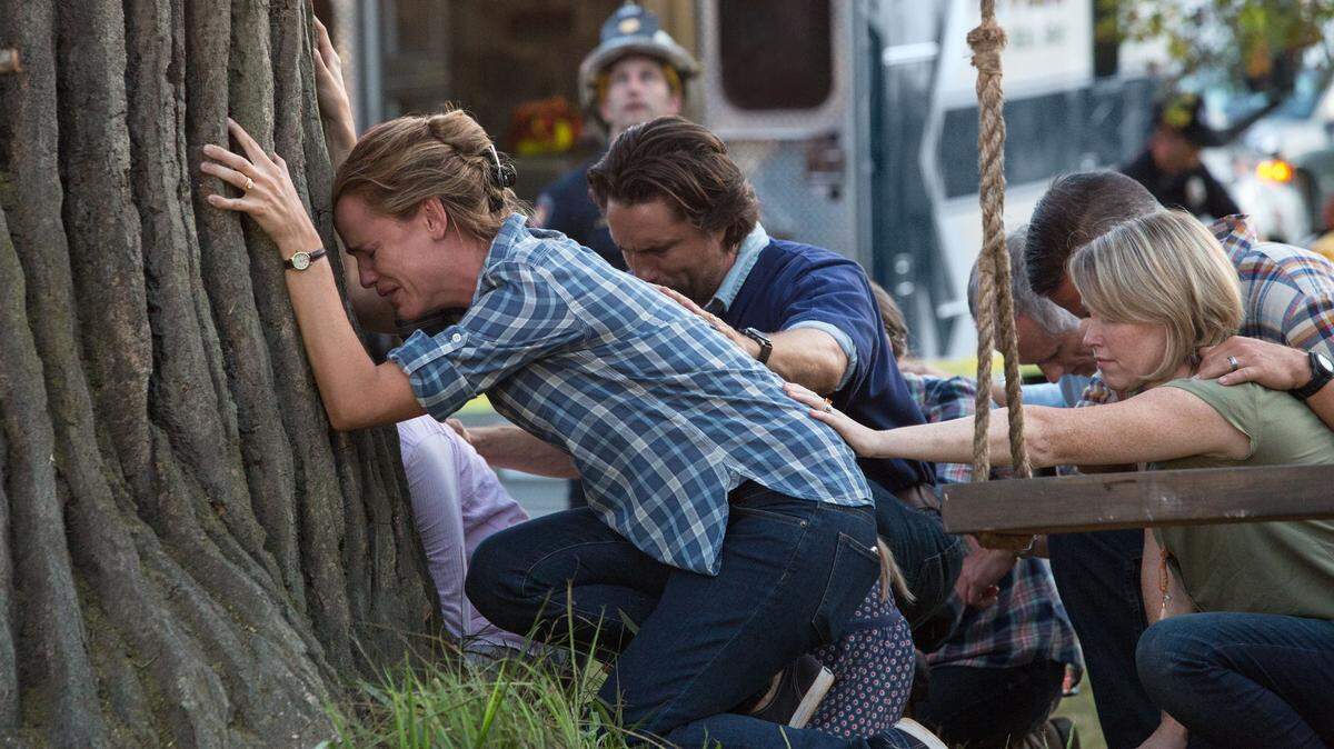 CHUCK ZLOTNICK/SONY PICTURESJennifer Garner, left, Martin Henderson and Kelly Collins Lintz are shown in a scene from 'Miracles from Heaven.'