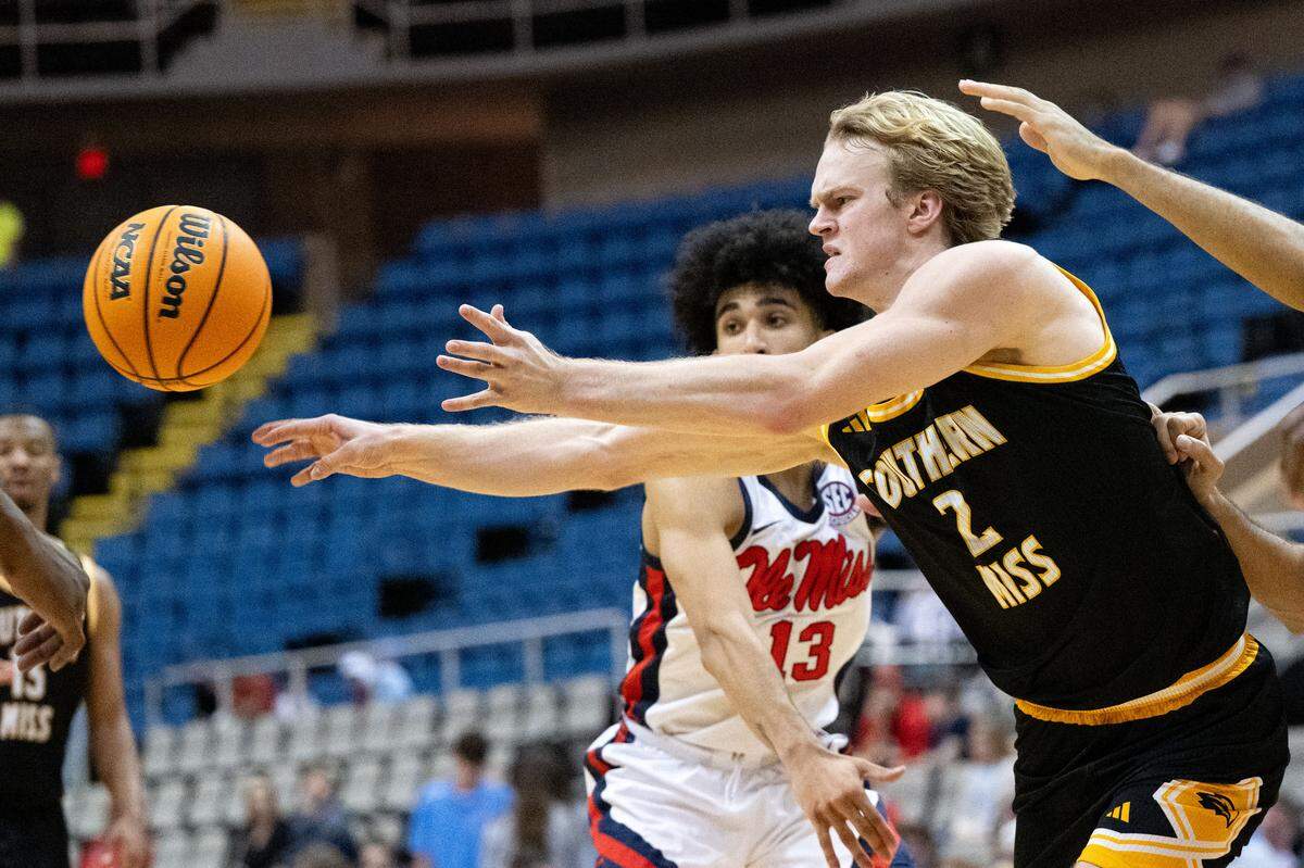 Southern Mississippi guard Brewer Carruth (2) makes a pass Saturday.