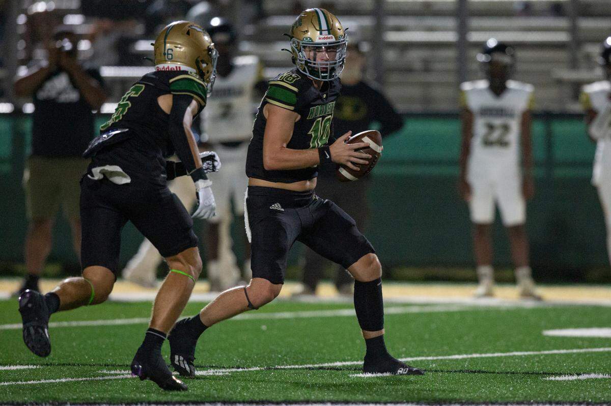 Poplarville’s Sydney Blackmon hands a pass off to Zack Case during a playoff game between Poplarville and Mendenhall at Poplarville on Friday, Nov. 8, 2024.