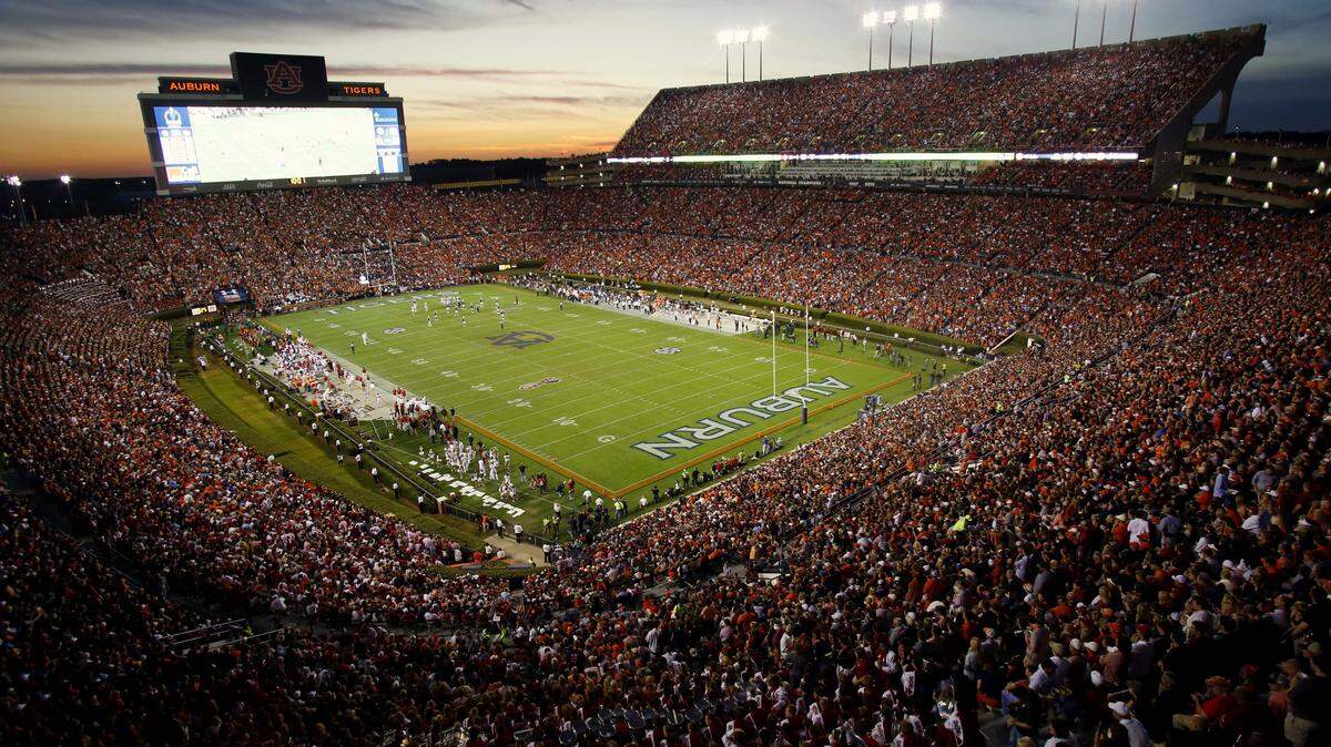 Alabama and Auburn play in an NCAA college football game at Jordan-Hare Stadium on Saturday, Nov. 28, 2015, in Auburn, Ala. (Todd J. Van Emst/Opelika-Auburn News via AP)