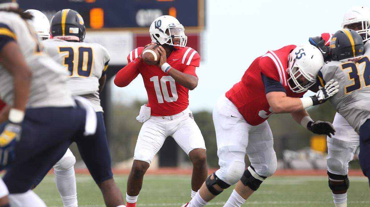 AMANDA McCOY/SUN HERALD 
 Itawamba quarterback Kwadra Griggs looks for an open player while competing against Mississippi Gulf Coast Community College on Oct. 24 in Perkinston.
