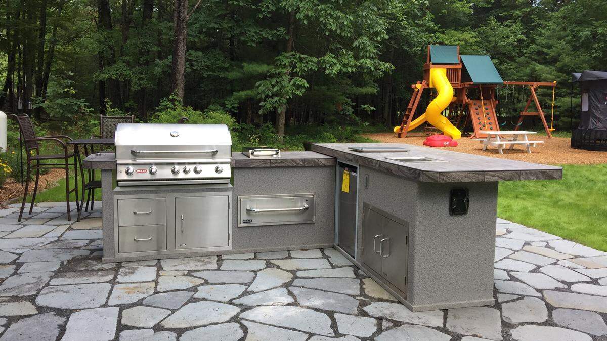TNSAn island creates the perfect outdoor kitchen.