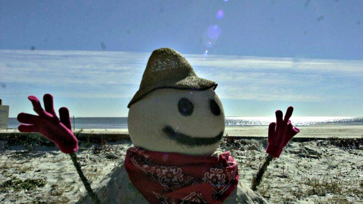 SUN HERALD/2000A snowman made from sand waves to motorist traveling U.S. 90 near Trautman in Long Beach at Christmas 2000. Bud Dry, a homeowner along the beach, built the snowman and Santa Claus using South Mississippi sand that stands up to the bright sun.
