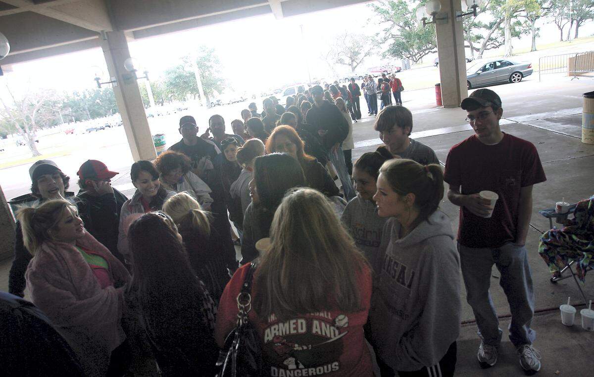 A line forms outside the Coast Coliseum box office in February 2009 for the sale of Taylor Swift concert tickets. A lottery system gave everyone present a chance at tickets no matter how early they arrived.