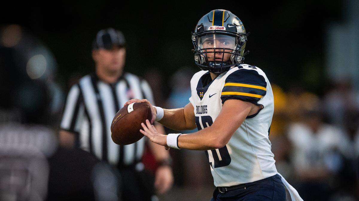 MS Gulf Coast QB Austin Davidson drops back to pass in a NJCAA football game against the Holmes Community College Bulldogs on Sept 2, 2021. (Photo by Jared Thomas)