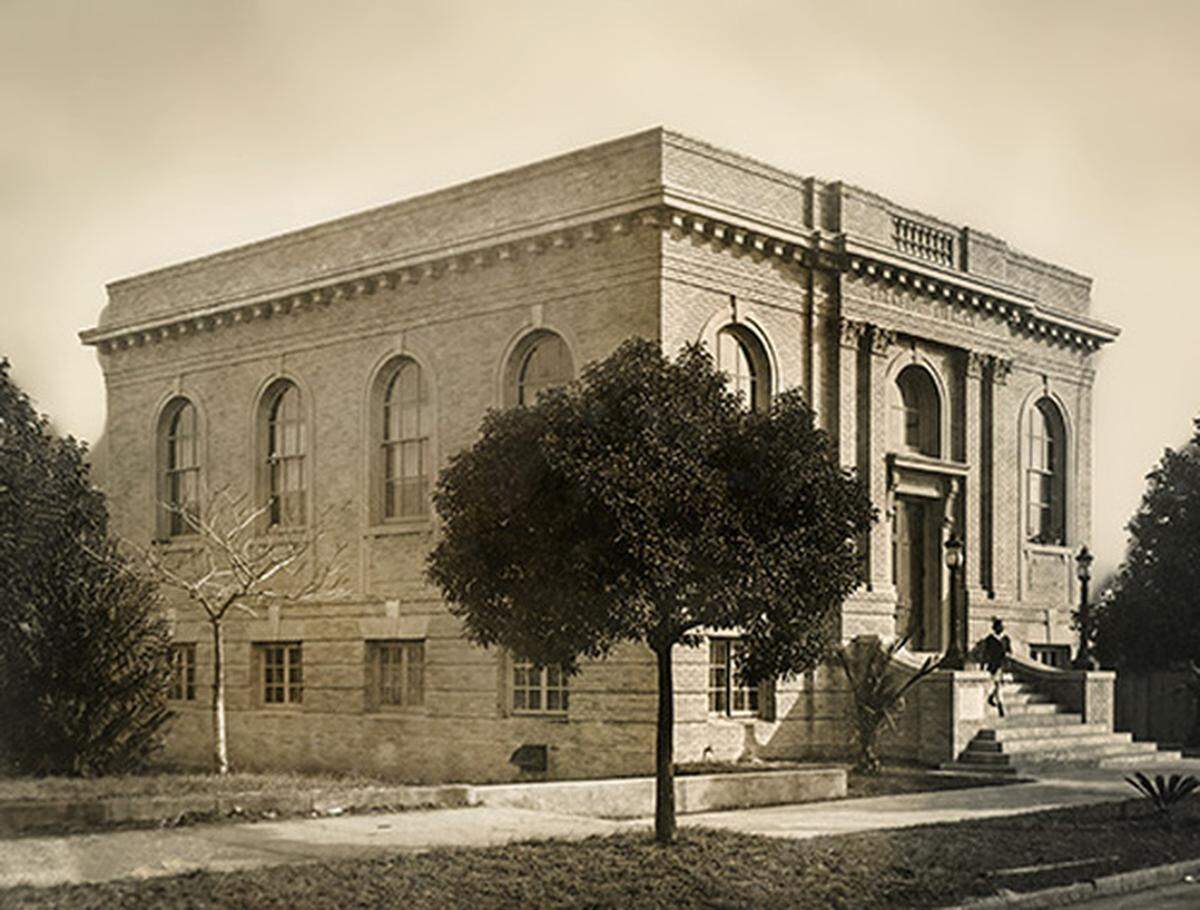 Built in 1916, the Carnegie Library is one of the oldest buildings in Gulfport and is the only one still standing on that side of 24th Avenue. In 1966, the library was converted into an office space for the Board of Education, and later it became the Harrison County Sheriff’s Department. In 2004, it turned into the Mississippi Sound Historical Museum, but was damaged by Hurricane Katrina the following year and has since been renovated.