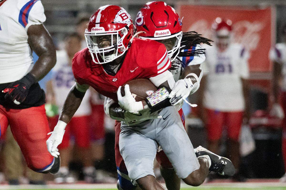 Pascagoula linebacker Creevy Harness (32) makes a tackle during a football game at Biloxi High School on Friday, Sept. 5, 2025.