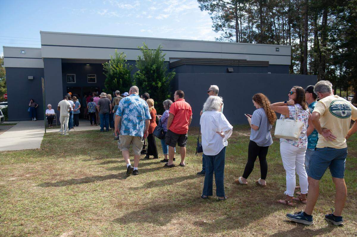 Election Day voters wait in line Tuesday, Nov. 5, 2024, at the Fountainbleau Community Center in Jackson County.