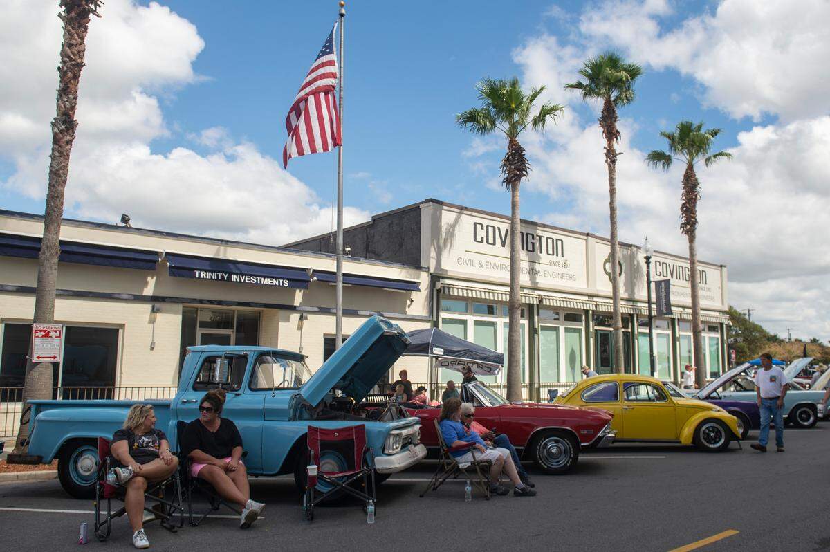 Spectators and cars parked along 14th Street in Gulfport during View the Cruise, one of the first events of Cruisin’ The Coast, on Sunday, Oct. 6, 2024.