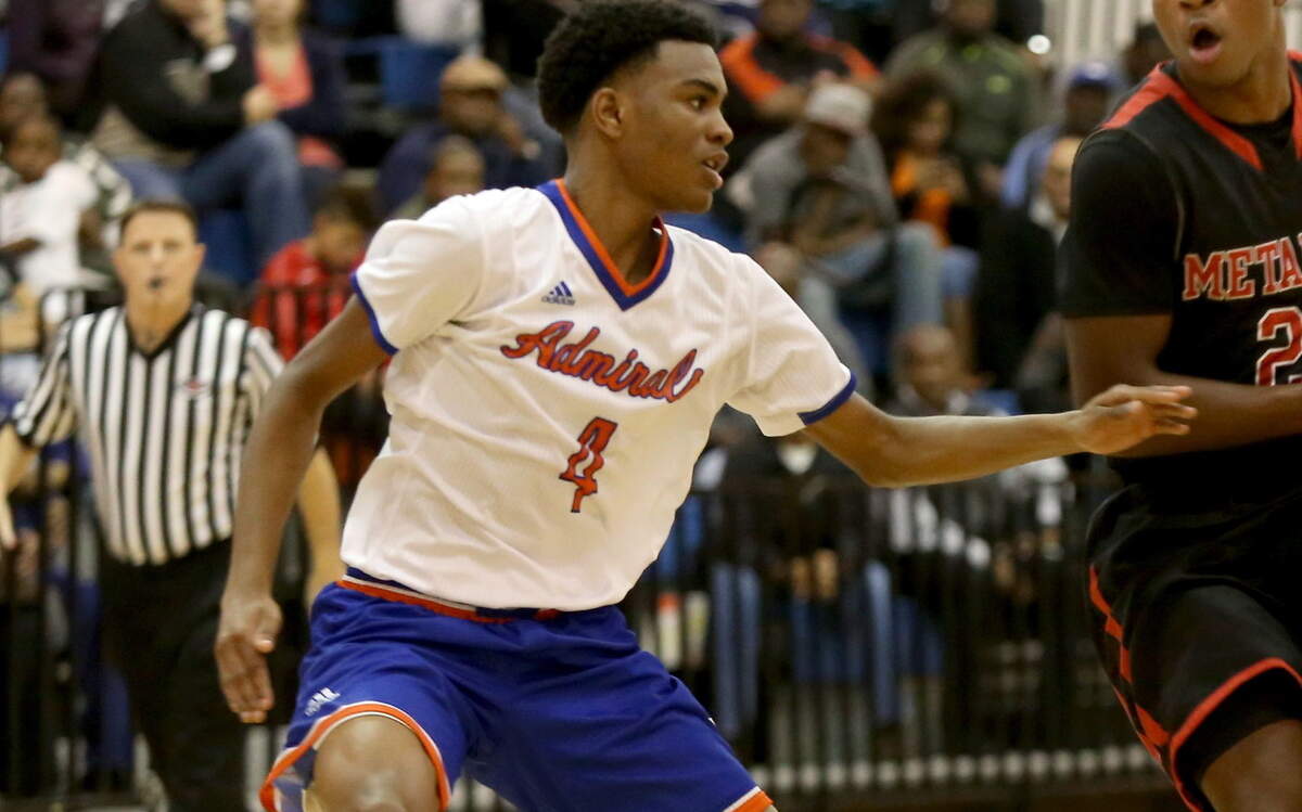 AMANDA McCOY/SUN HERALD 
 Gulfport's Keevon Oney defends against Metamora during the championship game of the Gulfport Hardwood Holiday Classic on Wednesday, December 30, 2015.