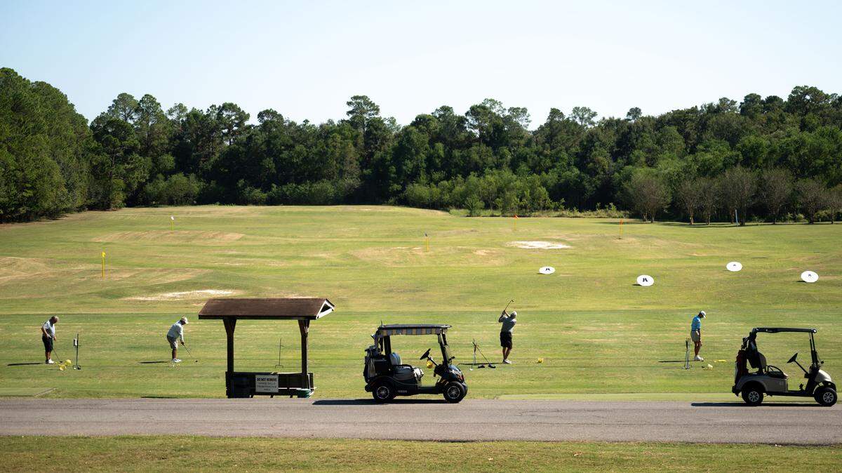 Residents play golf at The Club at Diamondhead on Tuesday, Oct. 14, 2025.