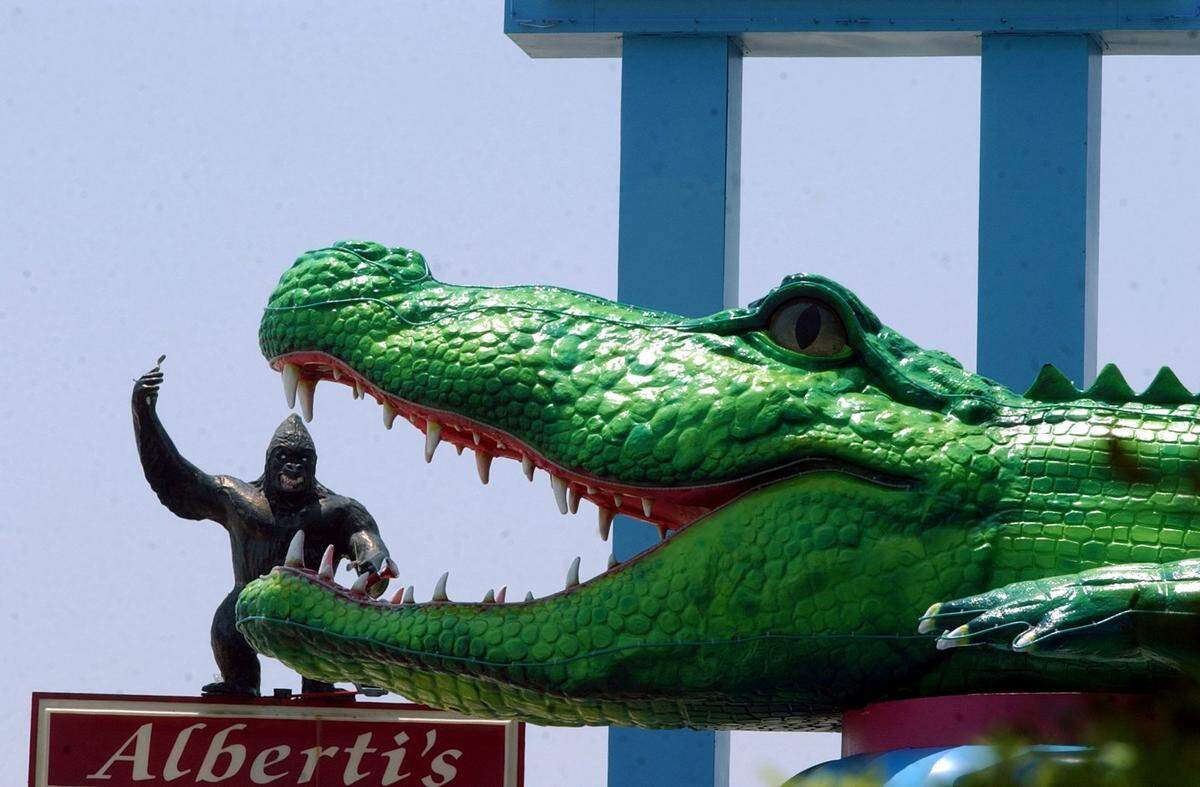 A souvenir shop and restaurant had two fixtures on U.S. 90 in Biloxi. The alligator is for the souvenir shop and the gorilla for Alberti’s Italian Restaurant.