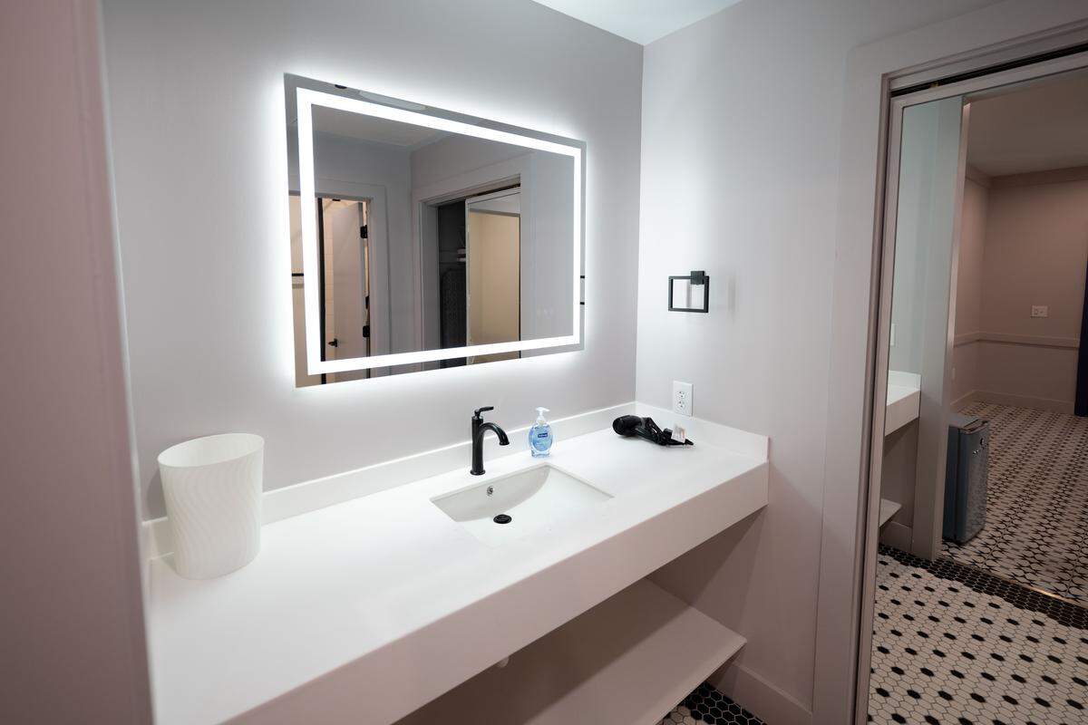 The decor in the guest rooms at Hotel Biloxi is clean and bright.