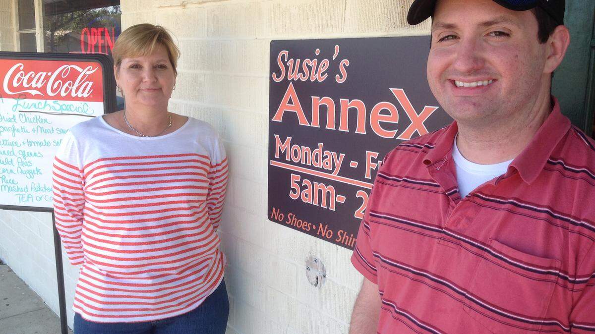KAREN NELSON/SUN HERALD 
 Susie Boykin, left, with help from her son Corey Boykin, reopened a popular Pascagoula restaurant as Susie's Annex on Dec. 1, 2015.
