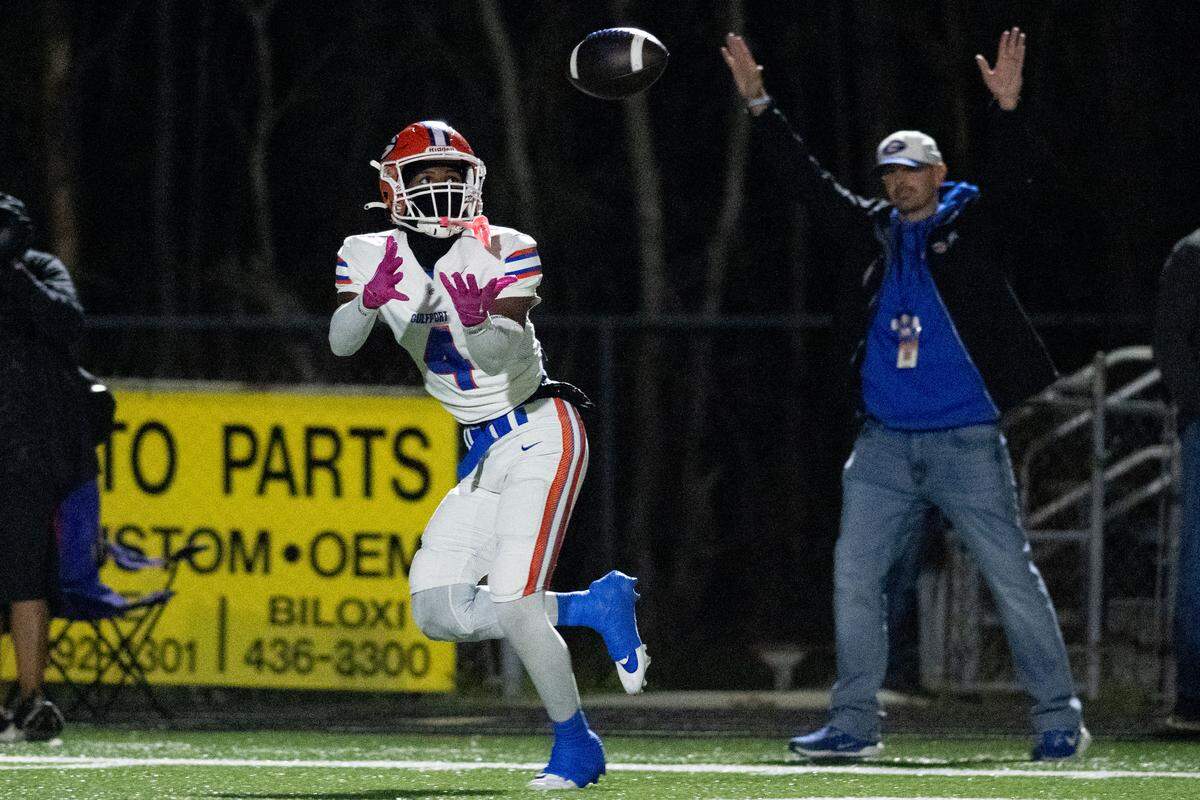 Gulfport wide receiver Javious Hales (4) hauls in a pass during the Admirals’ victory last year over D’Iberville.