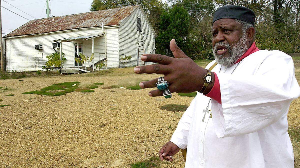 Activist Ser Sheshab Heter-C.M. Boxley discusses plans for the Forks of the Road in 2003 at the site on the corner of St. Catherine Street and Liberty Road in Natchez. (AP Photo/Ben Hillyer)