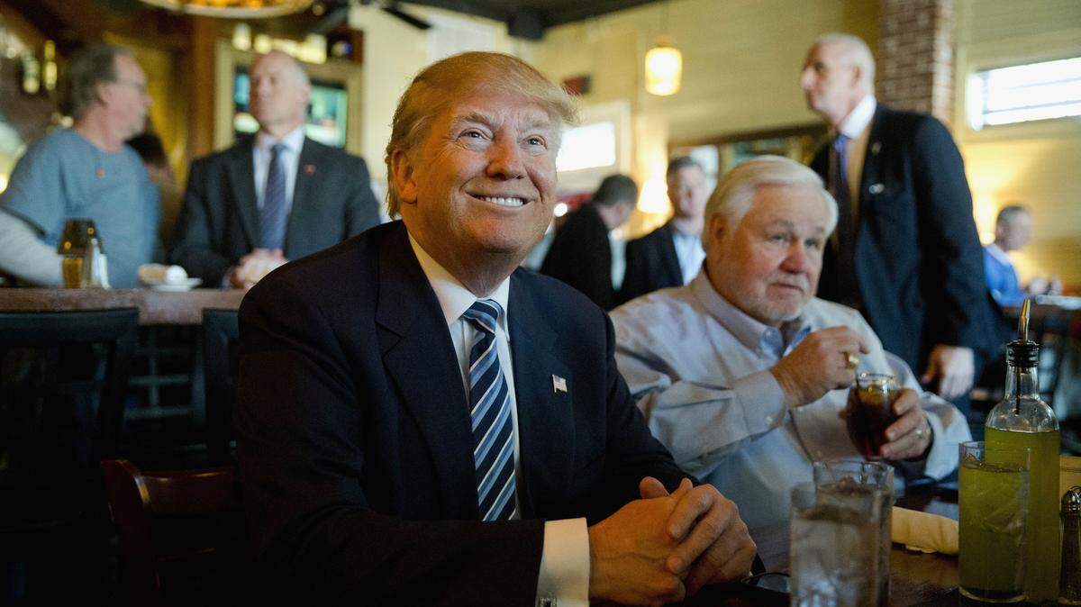 Republican presidential candidate Donald Trump, accompanied by North Charleston, S.C. Mayor Keith Summey stops for lunch, Thursday, Feb. 18, 2016, in North Charleston, S.C. (AP Photo/Matt Rourke)