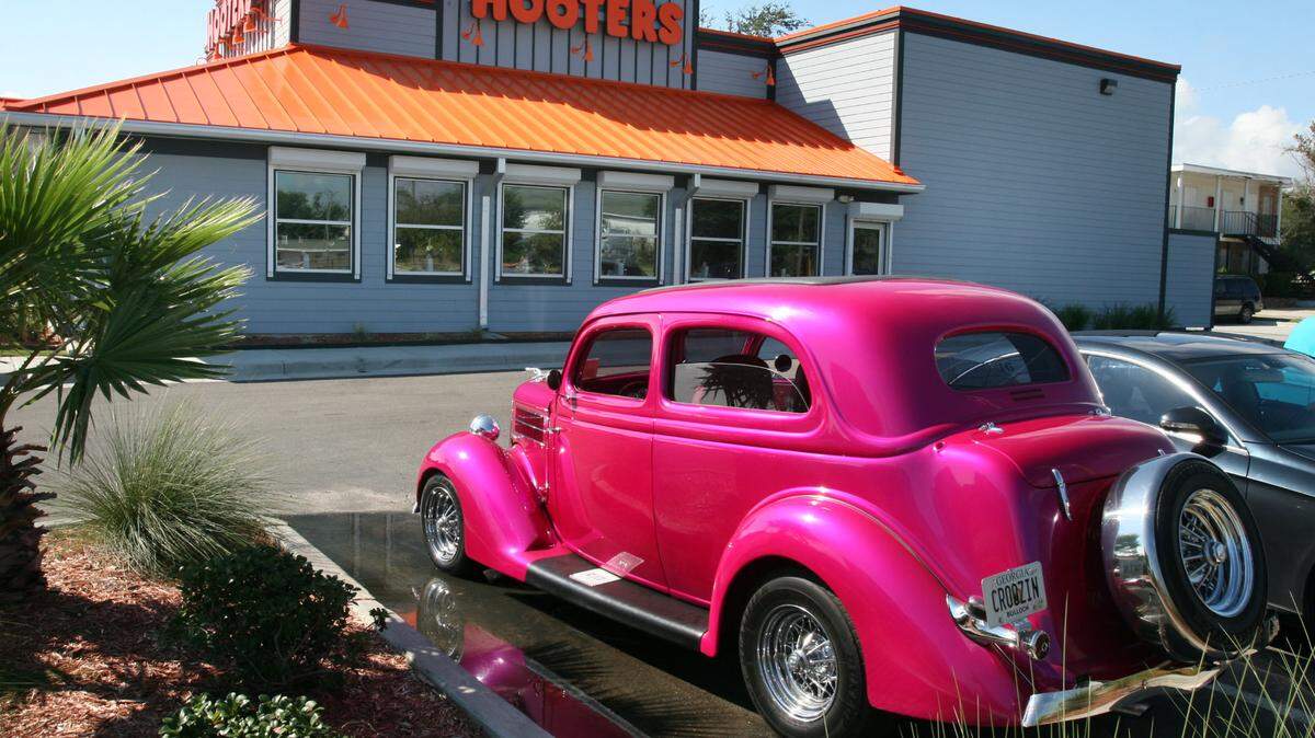 TIM ISBELL/SUN HERALD 
 The last day to cruise into Hooters Biloxi Beach is Friday. The restaurant will close at 11 p.m. and another restaurant will move into the U.S. 90 location.