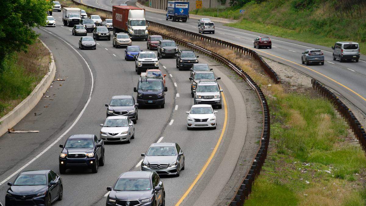 AAA is predicting the best and worst times for people to travel by car for Memorial Day holiday weekend and avoid traffic hot spots. (AP Photo/Matt Slocum)