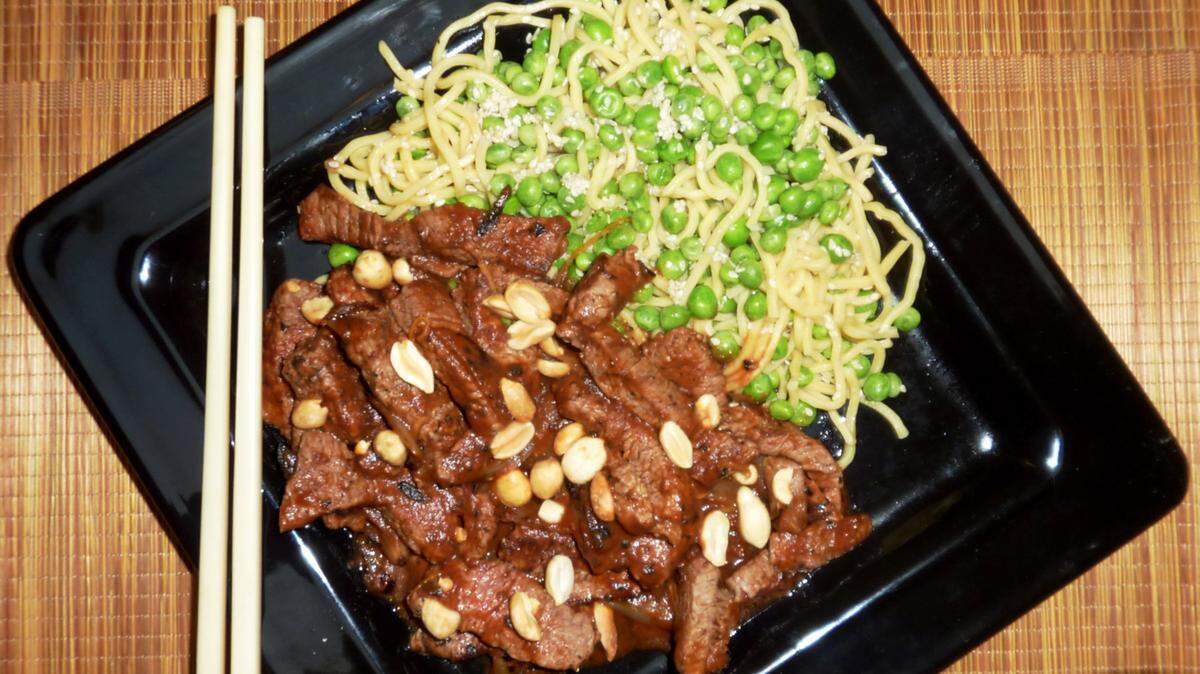 LINDA GASSENHEIMER/TNSTry making a dish of hot and spicy stir-fried beef and sesame noodles.