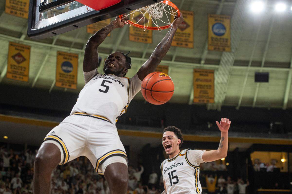 Southern Miss’s DeAndre Pinckney makes a dunk during a game against Louisiana-Lafayette at Reed Green Coliseum on Thursday, Feb. 9, 2023.