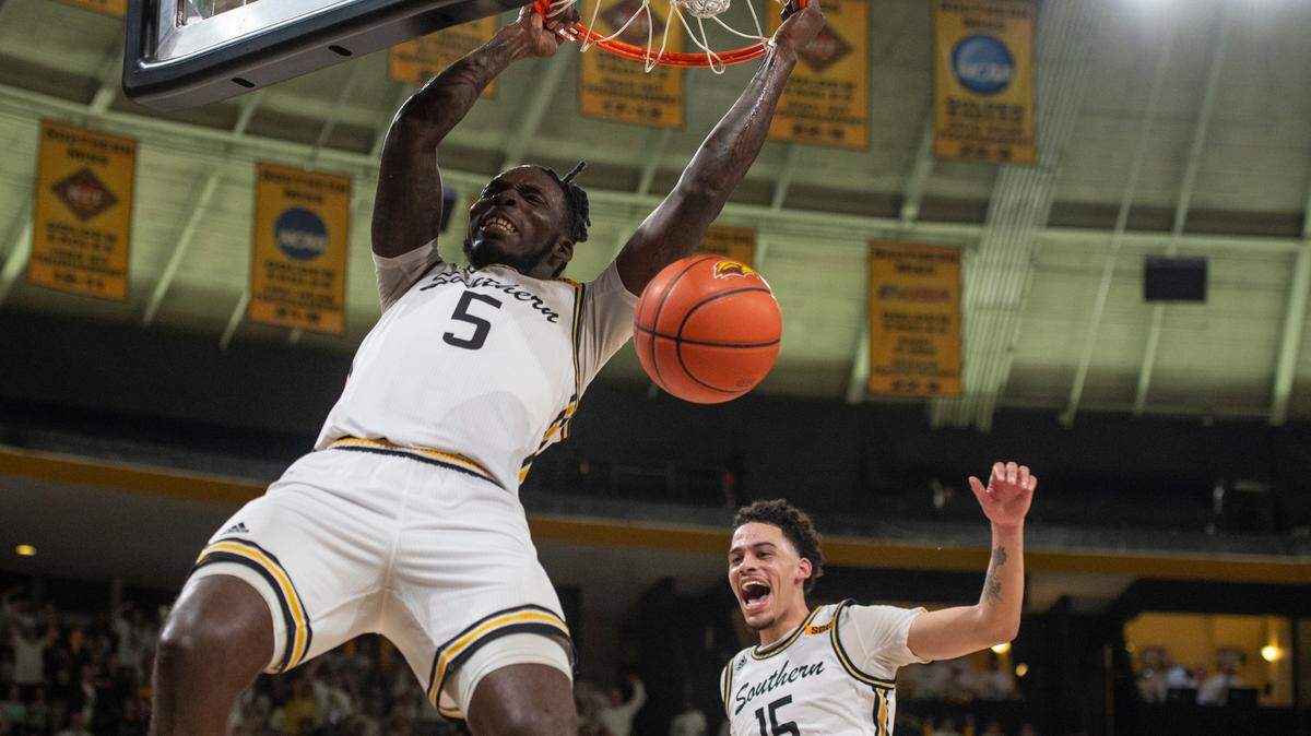 Southern Miss’s DeAndre Pinckney makes a dunk during a game against Louisiana-Lafayette at Reed Green Coliseum on Thursday, Feb. 9, 2023.