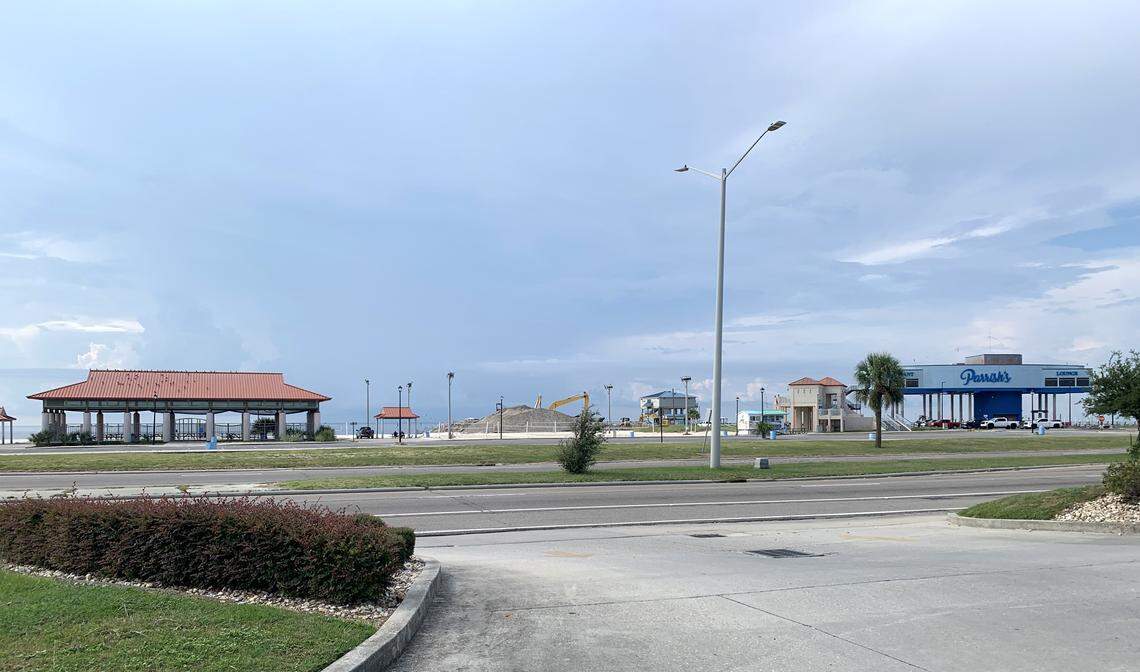 Parrish’s restaurant, right, and an L-shaped parking area at the Long Beach Harbor are part of a potential casino site.