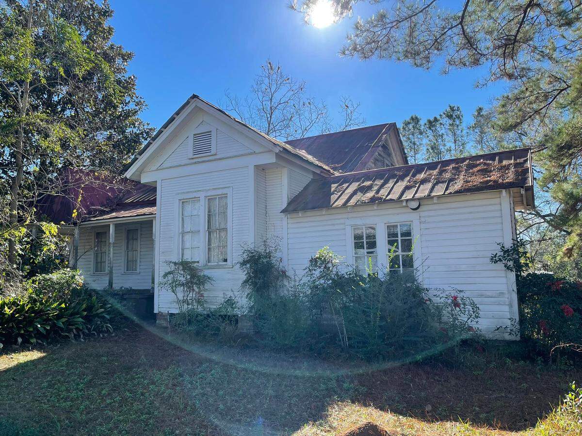 Jacob Cochran admired this Victorian farmhouse as a teenager in Poplarville. In December 2021, he purchased it for $10,000 and plans to renovate and redesign it.