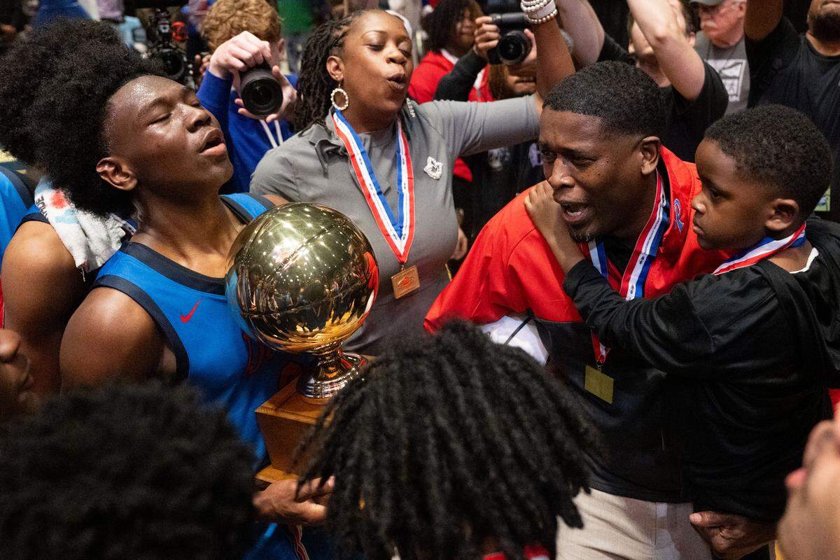 Pascagoula head coach Lorenzo Wright leads a chant with his players after the final whistle.
