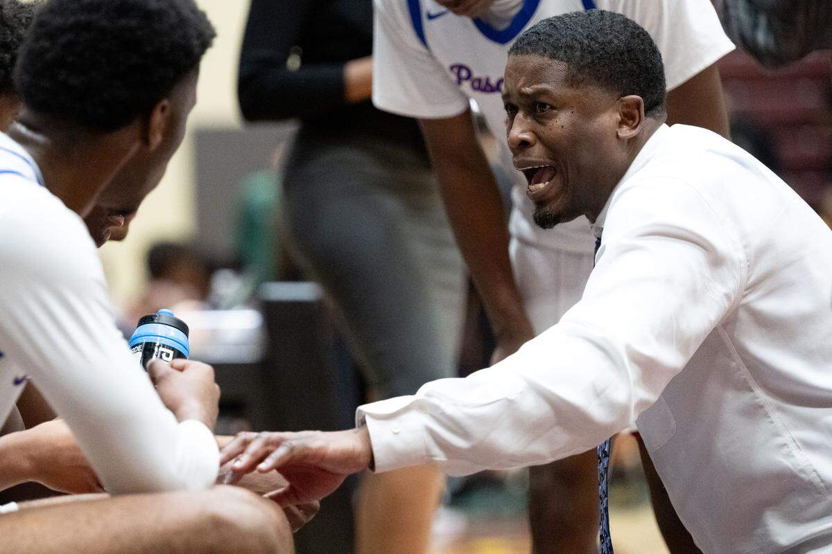 Pascagoula head coach Lorenzo Wright speaks with his players on the bench during a 2026 playoff game at Pearl River Community College on Feb. 25, 2026.