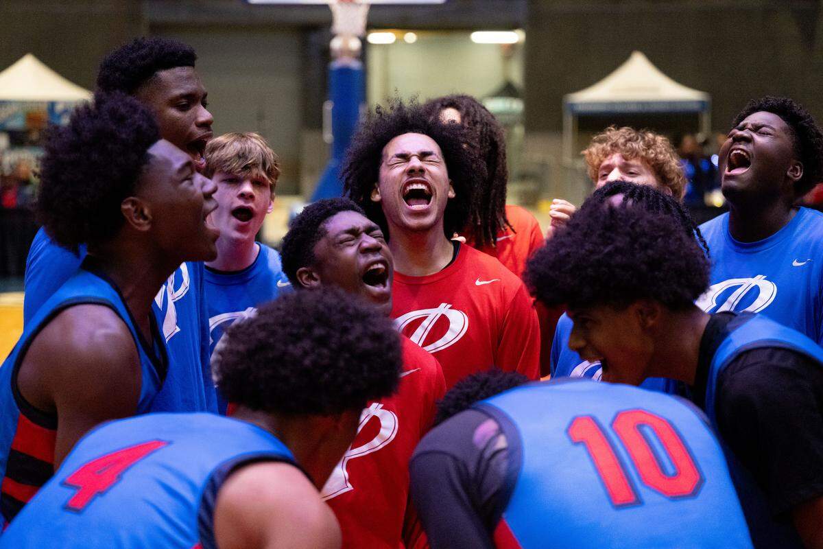 Pascagoula players huddle before tip-off.
