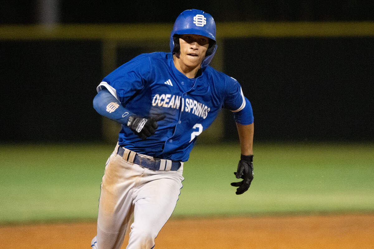 Ocean Springs’ Tristan Fox (2) motors toward third base Friday.