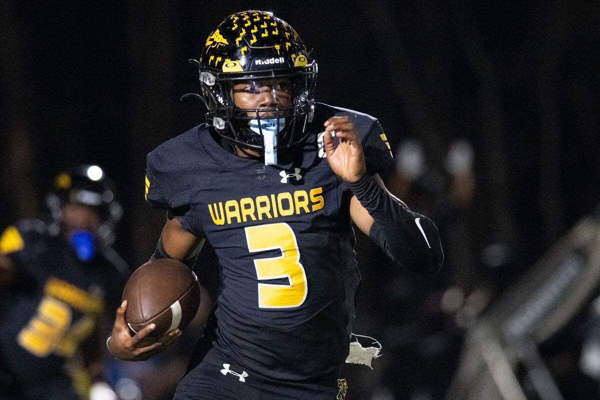 D’Iberville quarterback Jordan Walley (3) scrambles for yards Friday in a home loss to Ocean Springs.