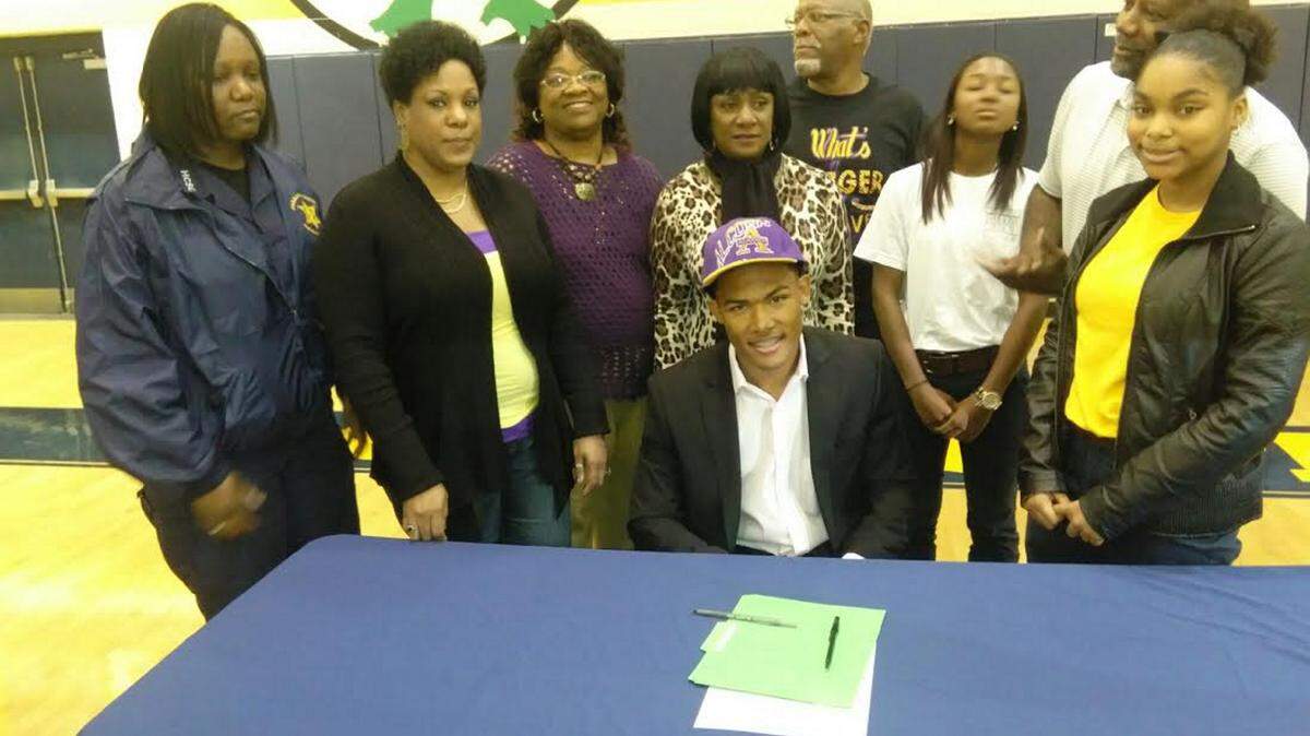 VETO ROLEY/SPECIAL TO THE SUN HERALD 
 Gautier QB LeCharles Pringle signs with Alcorn State.