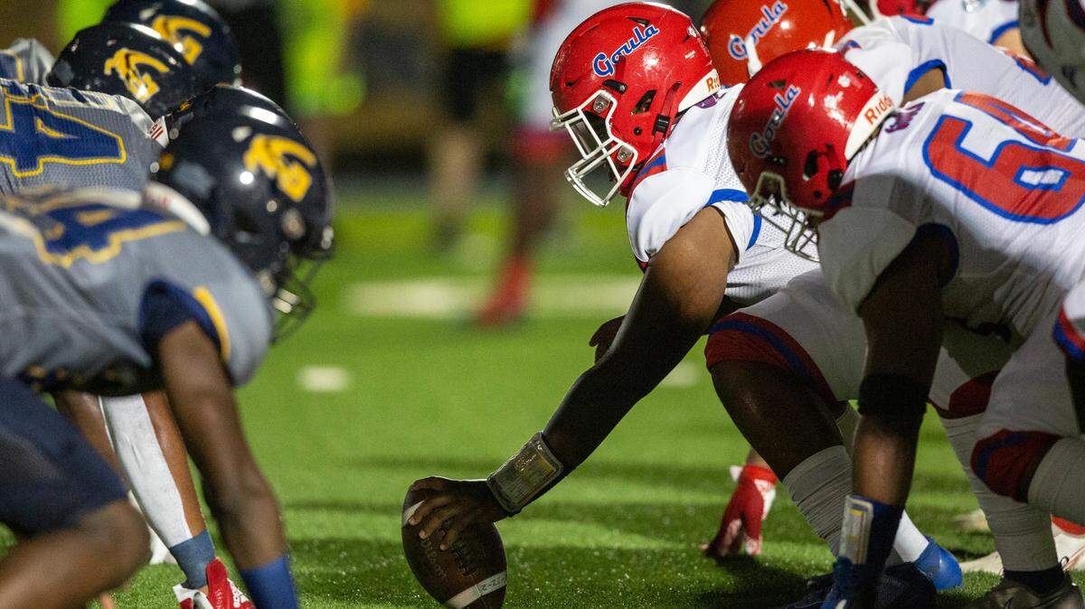 Pascagoula prepares for the snap during a game against Gautier at Gautier High School in Gautier on Friday, Sept. 2, 2022.