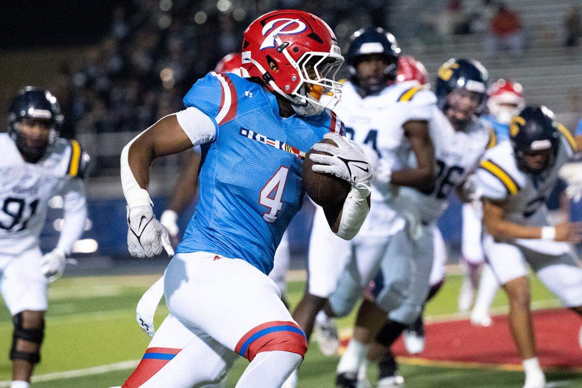 Pascagoula running back Sean Norvel (4) runs the ball during a football game at Pascagoula High School on Thursday, Nov. 6, 2025.