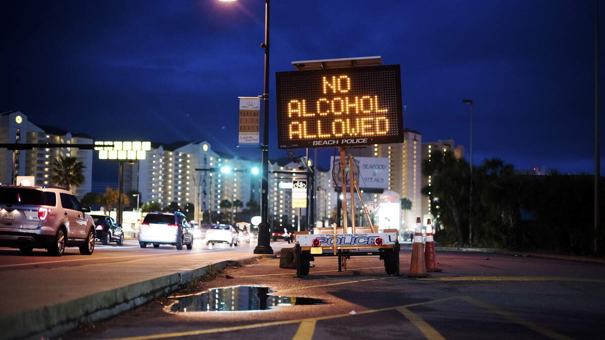 A sign expressing the banning of alcohol sits near the shore in Panama City Beach, Fla., March 17, 2016. Since the passing of various ordinances to curb the debauchery and violence caused by spring breakers that the beach town concluded was marring itÇÙs image, many businesses have sat forlorn when their profits normally bulge in March. (Hilary Swift/The New York Times)