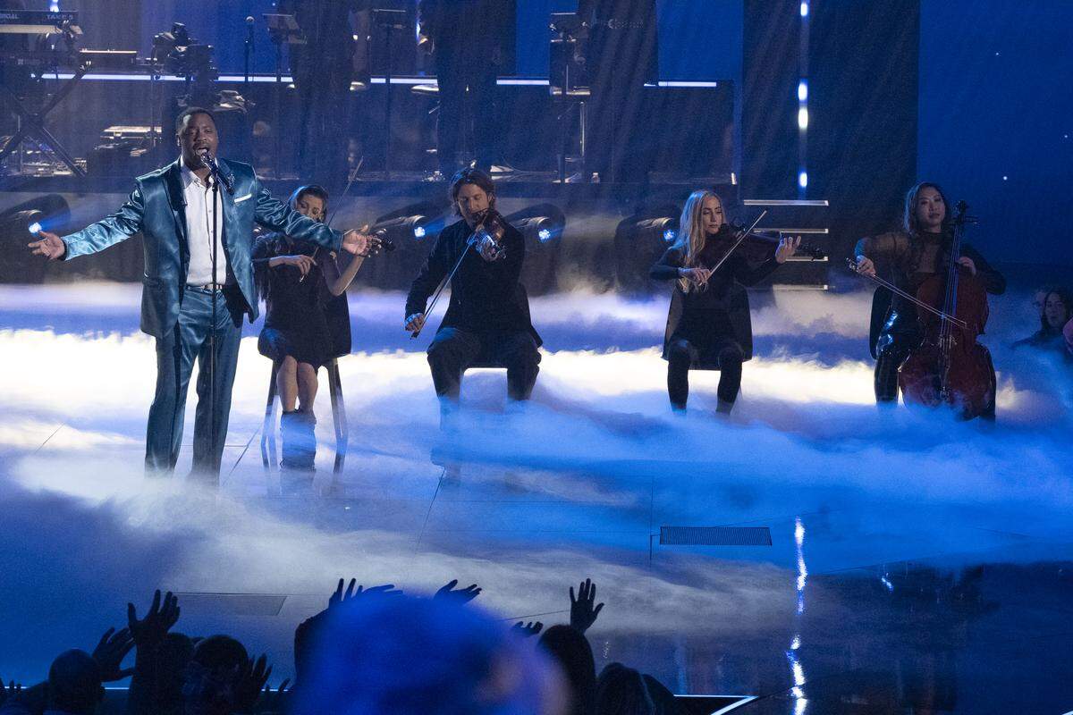 Daniel Stallworth performs “A Whole New World” from the movie Aladdin on Monday’s episode of ‘American Idol.’