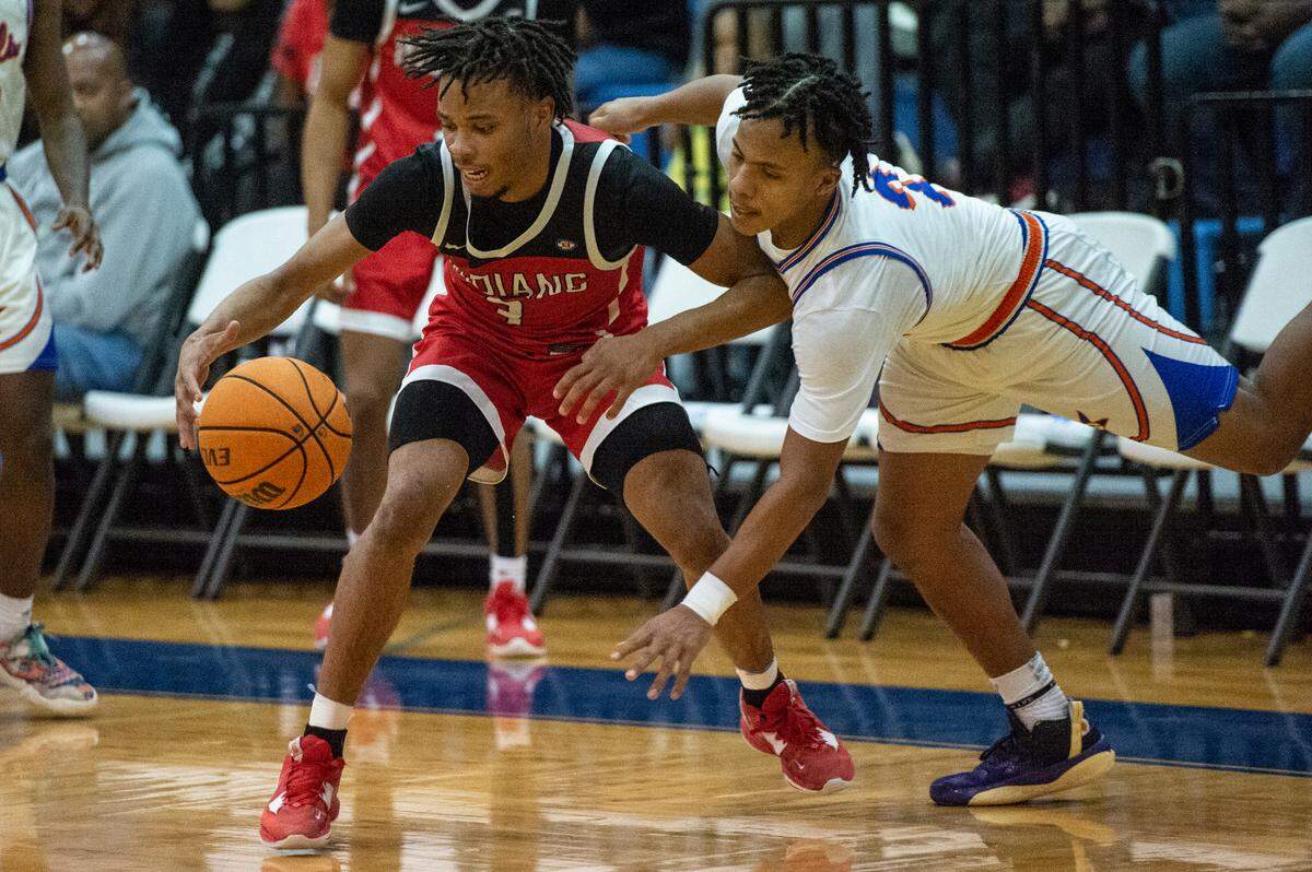 Biloxi’s James Turner tried to control the ball during a game against Gulfport at Gulfport High School in Gulfport on Friday, Jan. 13, 2023.