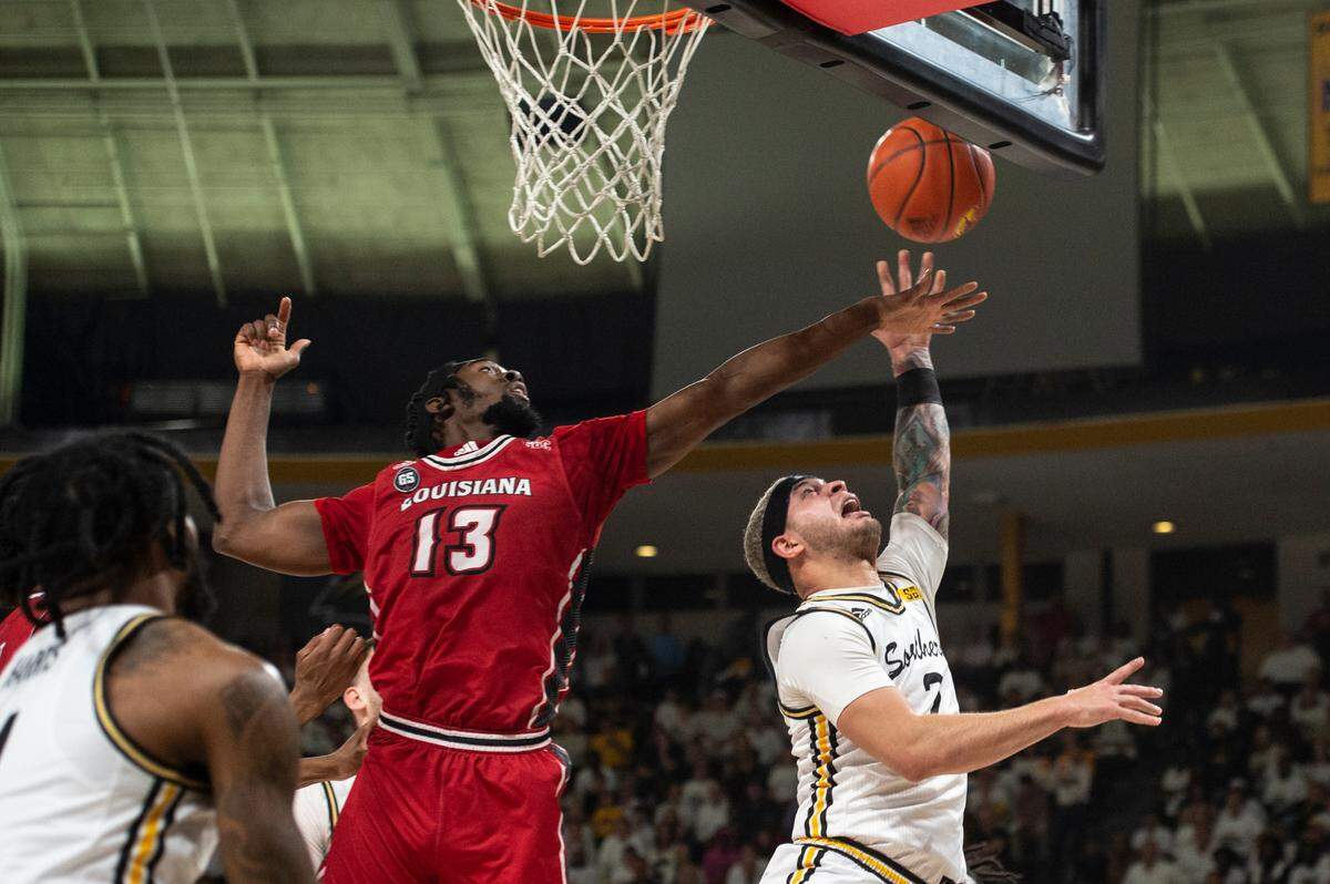 Southern Miss’s Neftali Alvarez fights for the ball during a game against Louisiana-Lafayette at Reed Green Coliseum on Thursday, Feb. 9, 2023.