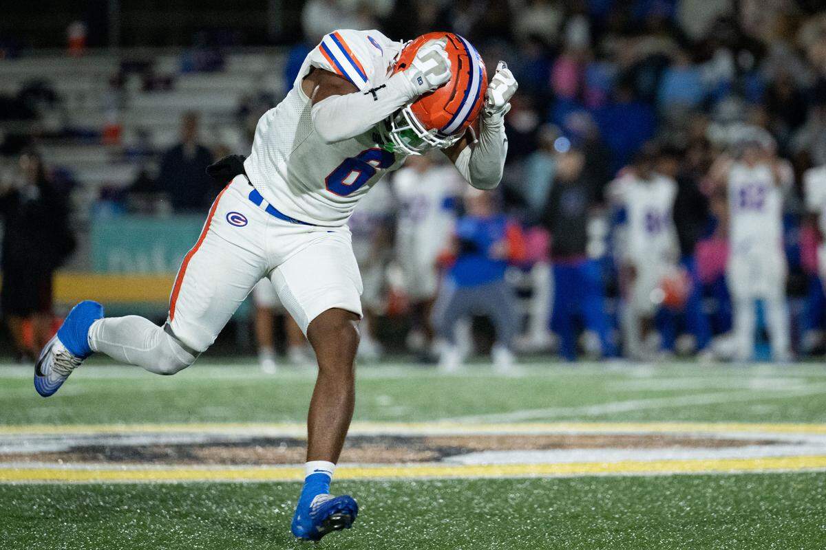 Gulfport linebacker Cordarious Payton (6) hits his helmet after dropping an ball during a football game at Warrior Stadium on Friday, Oct. 31, 2025.