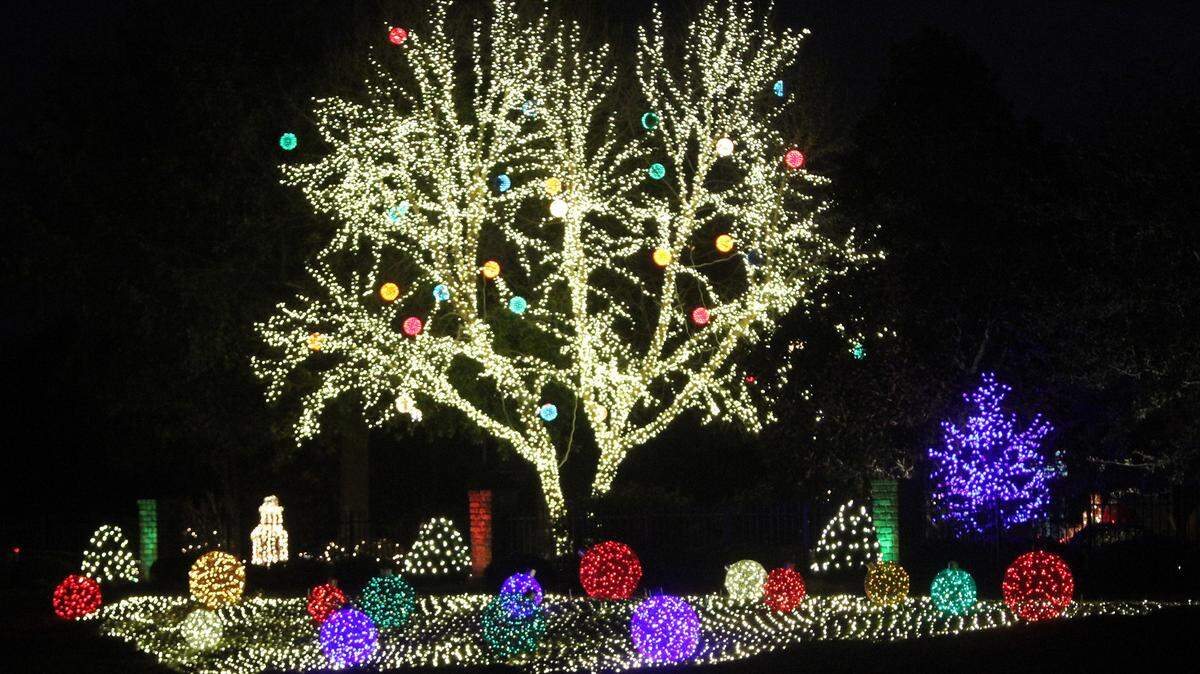 JOHN FITZHUGH/SUN HERALDChristmas lights at a home on John Ross Road at Mississippi 605 in Gulfport.