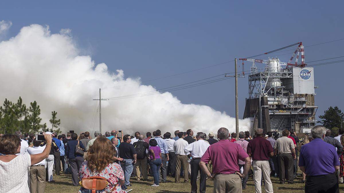 AMANDA McCOY/SUN HERALDSpectators gather for the RS-25 Engine Test at Stennis Space Center on Thursday, August 13, 2015. Stennis was testing a developmental model that will be used in the NASA's Space Launch System that will travel to deep space. 