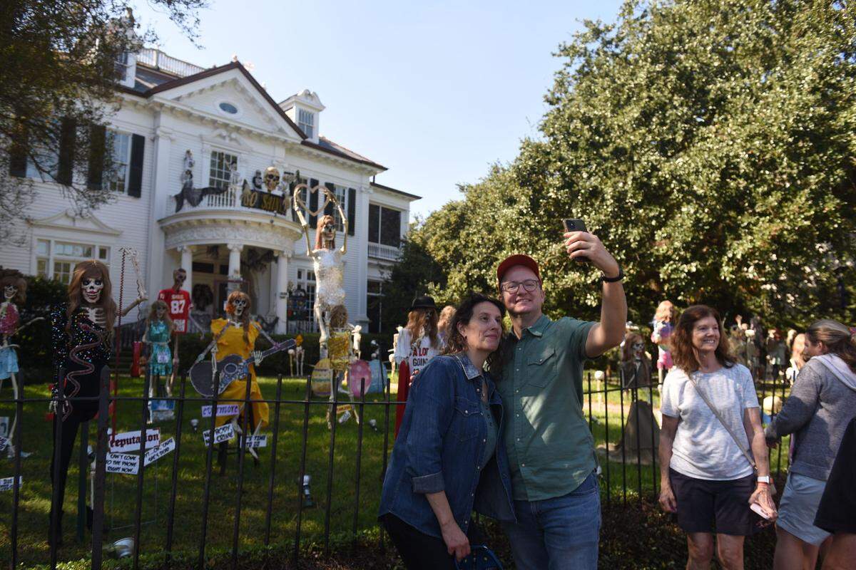 This home in New Orleans is ready for the long-awaited first night of Taylor Swift’s Eras Tour at the Superdome.